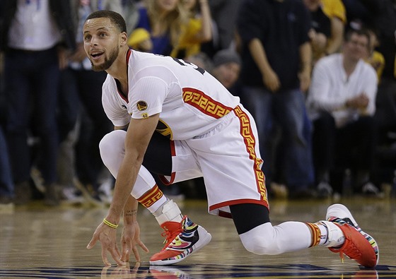 Stephen Curry z Golden State sleduje, jak dopadne jeho daleký pokus proti LA...