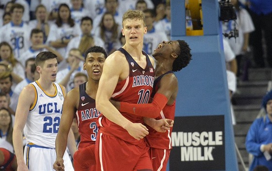 Lauri Markkanen (10) z Arizony práv trefil dleitou stelu proti UCLA, objímá...