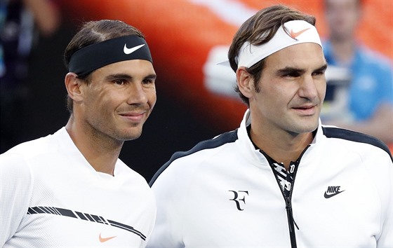 Rafael Nadal (vlevo) a Roger Federer, králové roku 2017. 