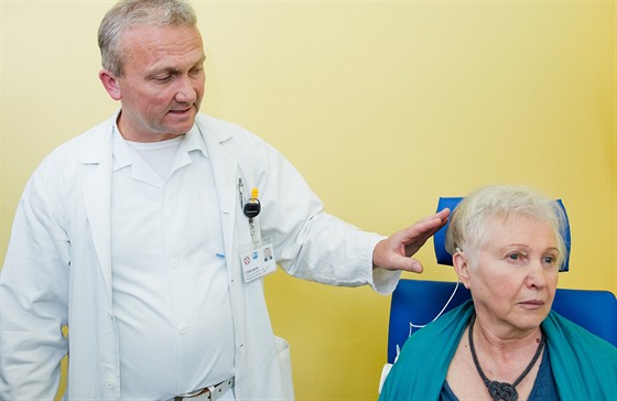 Paní Marie díky kochleárnímu implantátu opt slyí.