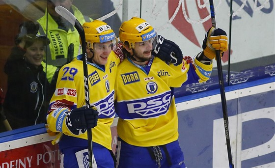 Zlíntí hokejisté (zleva) David astný a Michal Popelka slaví gól.