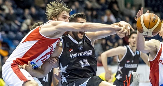 Momentka z duelu FIBA Europe Cupu mezi Pardubicemi (ervenobílá) a Kluí....