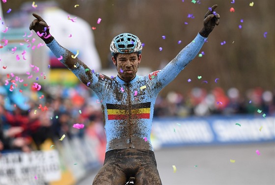 Wout van Aert slaví titul cyklokrosového mistra svta v lucemburském Bielesu.