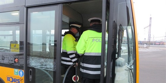 Policejní hlídky kontrolovaly idie autobusu.