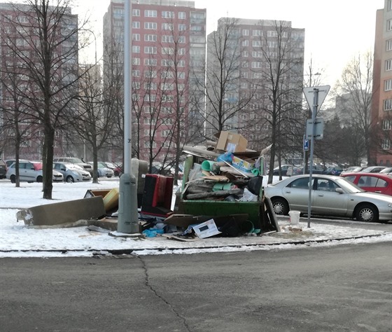 Kontejnery se brzy zaaly plnit odpadem. Ten se hromadil i v jejich okolí.