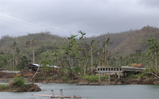 Hurikán poničil mimo jiné i most spojující Baracou s Humboldtovým národním...