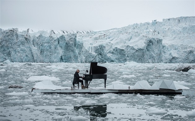 Uznávaný italský skladatel Ludovico Einaudi hrál v Arktidě u pobřeží Svalbard v...