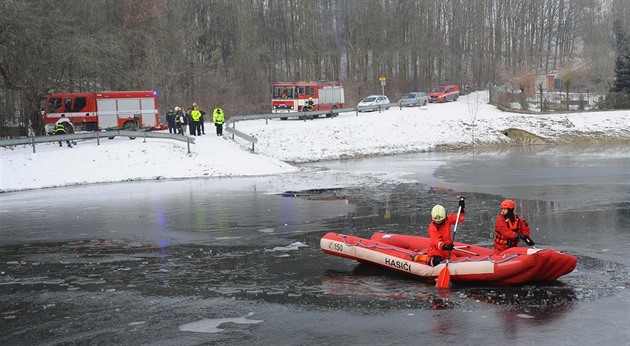 Běžkaři si v Jevanech krátili cestu přes rybník, propadli se do ledové vody