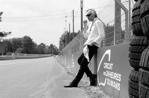 Autor knihy Martin Straka v zatáce Mulsanne okruhu La Sarthe v Le Mans.