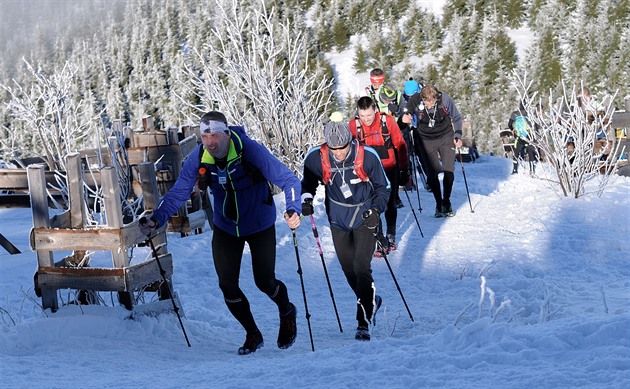 Úastníci závodu v nejprudím stoupání pi výstupu na vrchol Lysé hory.