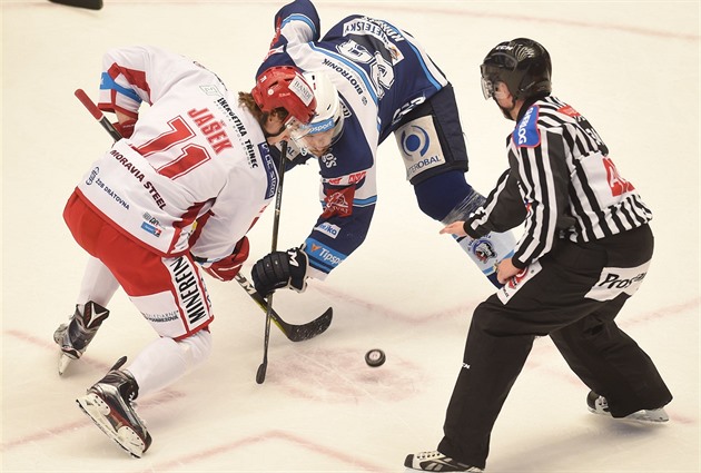 Plzeňští hokejisté v Třinci po bídném úvodu vydřeli bod