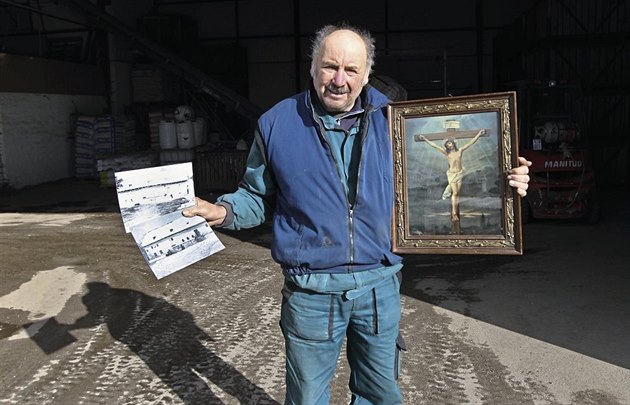 Jan Ohnsorg ukazuje snímky, jak vypadal mlýn v Kostelci p�ed p�estavbou v roce...