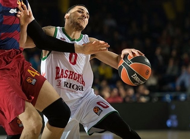 Shane Larkin z Baskonie se tla�í kolem Anteho Tomi�e z Barcelony.