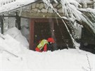 Italtí záchranái prohledávají hotel zavalený lavinou u vesnice Farindola (19....