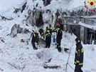 Italtí záchranái prohledávají hotel zavalený lavinou u vesnice Farindola (20....