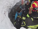 Italtí hasii z hotelu zavaleného lavinou vyprostili nkolik lidí (20. ledna...