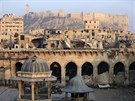Válkou poniená Umájjovská meita v Aleppu, v pozadí slavná citadela  (19....
