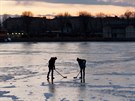 Obyvatelé Vídně hrají hokej na zamrzlém Starém Dunaji, jednom z ramen...
