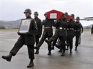 Turetí vojáci nesou rakev kolegy, který padl v boji s Islámským státem u...