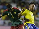 Útoná hvzda Pierre-Emerick Aubameyang (vpravo) z Gabonu a obránce Michael...