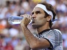 Roger Federer se oberstvuje ve tvrtfinále Australian Open.