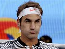 OBERSTVENÍ. Roger Federer dopluje tekutiny ve tvrtfinále Australian Open.