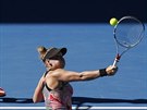 Bethanie Matteková-Sandsová se snaí odehrát míek ve finále Australian Open. V...