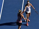 Lucie afáová (vpravo) a Bethanie Matteková-Sandsová ve finále Australian Open.