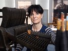 Kurtorka Monika Hlavkov v expozici askho muzea vnovan textiln vrob a...