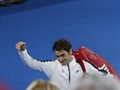 výcarský tenista Roger Federer zdraví diváky po postupu do osmifinále...