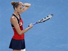 eská tenistka Karolína Plíková se drí za hlavu v osmifinále Australian Open.
