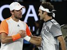 Nmecký tenista Mischa Zverev gratuluje Rogeru Federerovi k postupu do...