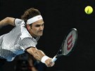 výcarský tenista Roger Federer se natahuje po míku v semifinále Australian...