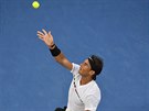 panlský tenista Rafael Nadal podává v semifinále Australian Open proti...