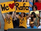 Fanynky v semifinále vyjadují podporu panlskému tenistovi Rafaelu Nadalovi.