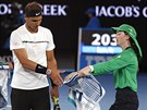 panlský tenista Rafael Nadal si vybírá runík v semifinále Australian Open.