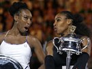 Americké tenistky Venus a Serena Williamsovy se po finále Australian Open dobe...