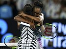 DRAHÁ SESTIKO. Venus Williamsová objímá sestru Serenu po jejím vítzství na...