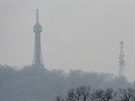 Smog v Praze. Pohled na Petínskou rozhlednu (20.1.2017)
