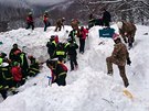 Italtí záchranái vytáhli z trosek hotelu, který zasáhla lavina, u devt lidí...