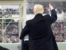 Trump pi svém inauguraním proslovu (20. leden 2017).