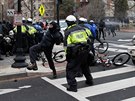 Násilné protesty poblí inauguraní trasy ve Washingtonu (20. leden 2017).