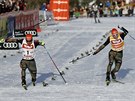 Nmecký sdruená Johannes Rydzek (vlevo) v Seefeldu v tsném finii udolal...