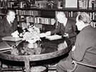 Prezident Edvard Bene (uprosted) pijal 25. února 1948 Klementa Gottwalda a...