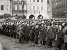 Lidové milice pi pehlídce na Staromstském námstí v Praze v únoru 1948.