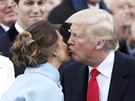 Donald Trump se vítá se svou manelkou Melanií pi slavnostním ceremoniálu ke...