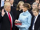 Donald Trump skládá prezidentský slib na slavnostní inauguraci ve Washingtonu....