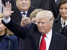 Donald trump vítá diváky na slavnostním ceremoniálu ve Washingtonu k uvedení do...