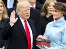Donald Trump skládá prezidentský slib na slavnostní inauguraci ve Washingtonu....