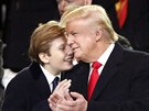 Americký prezident Donald Trump se svým synem Barronem pi slavnostní...